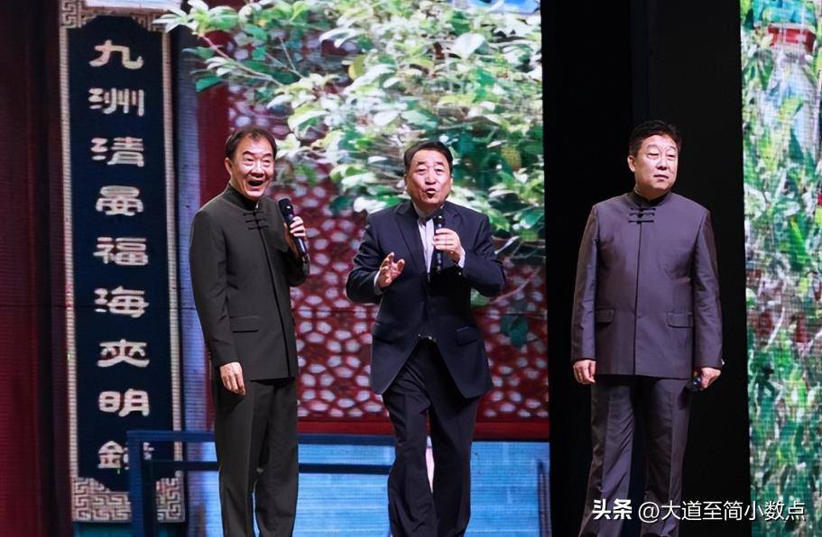 子聚会搂抱美女举止亲密桌上茅台抢镜pg电