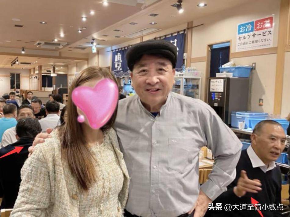 子聚会搂抱美女举止亲密桌上茅台抢镜pg电子试玩平台74岁姜昆现身小日(图3)