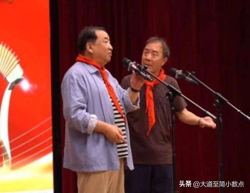子聚会搂抱美女举止亲密桌上茅台抢镜pg电子试玩平台74岁姜昆现身小日(图6)